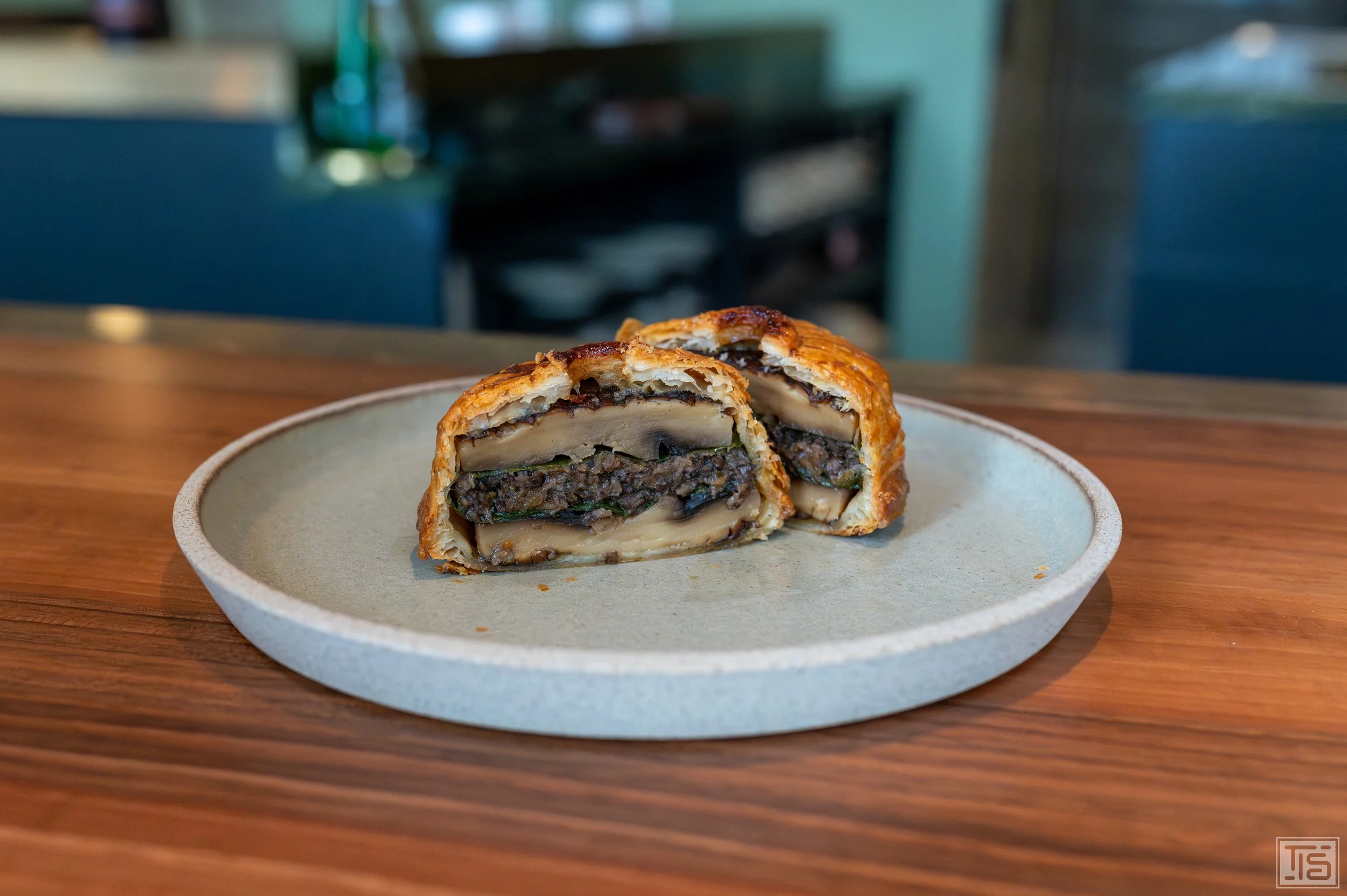 Portobello-Pithivier im Anschnitt mit Blätterteig, The Counter Zürich