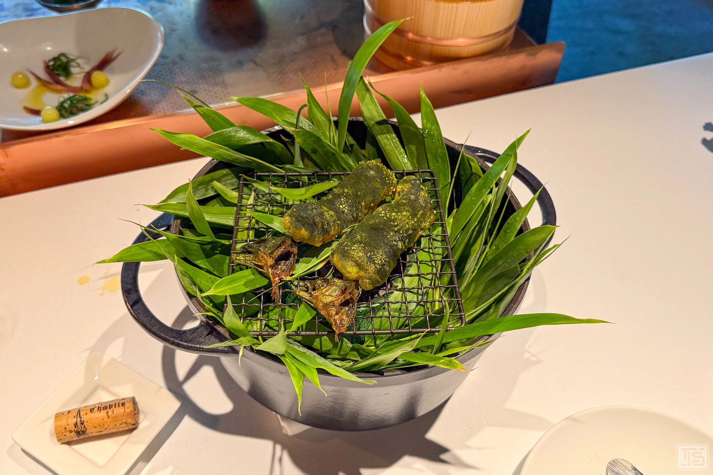 Frittierter Ayu-Süssfisch im L'Effervescence von Shinobu Namae in Tokio