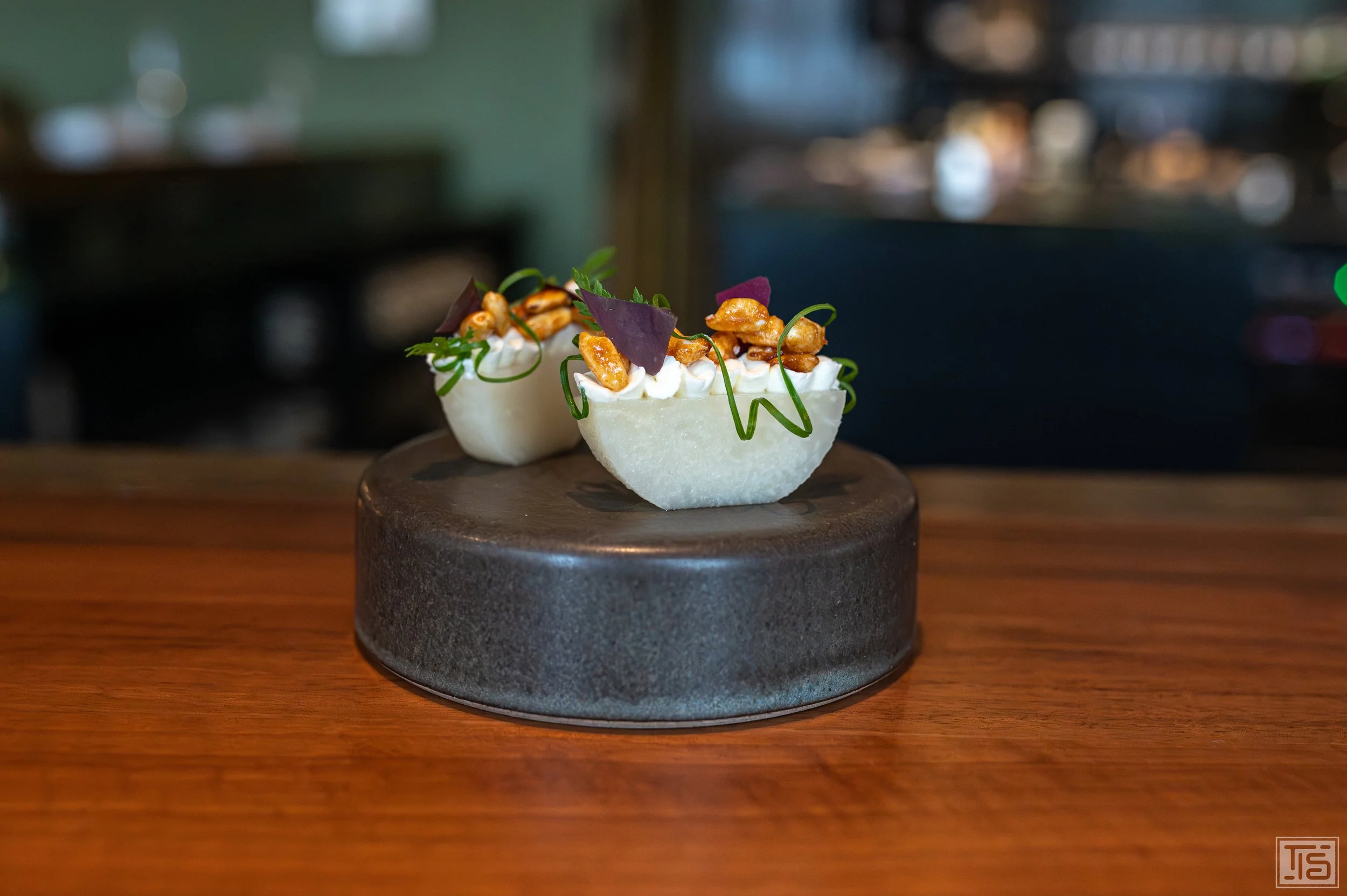 In Yuzu eingelegter Kohlrabi mit Crème fraîche und gepufftem Reis, The Counter Zürich