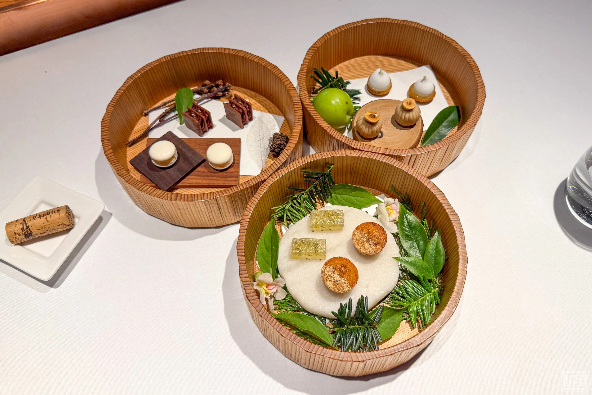 Petits Fours mit Bergamotte und Schwarzer-Tee-Erdnuss-Financier im L'Effervescence Tokio