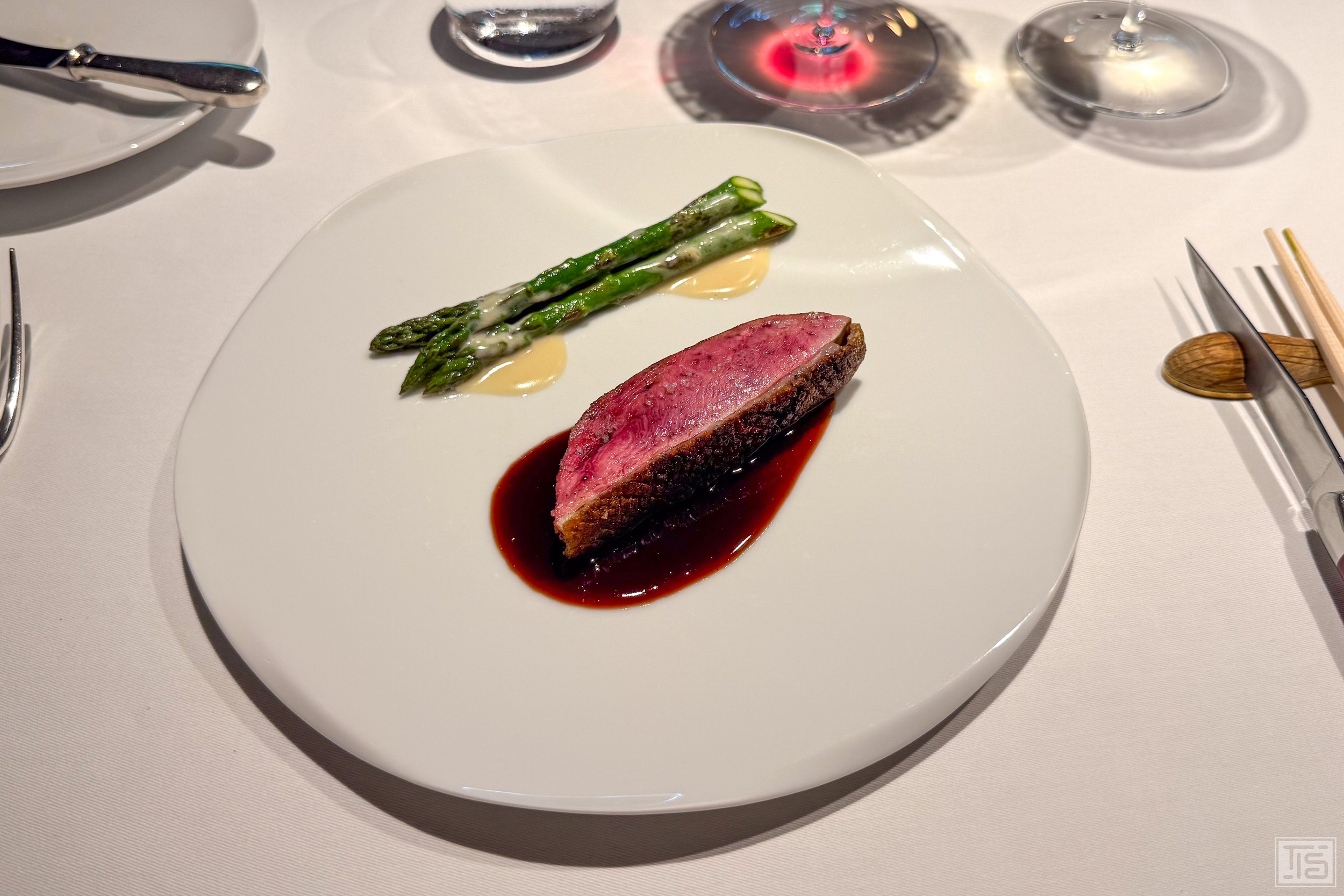 Über Mizunara-Eiche gegrillte Nanatani-Entenbrust mit Rotweinsauce im L'Effervescence Tokio