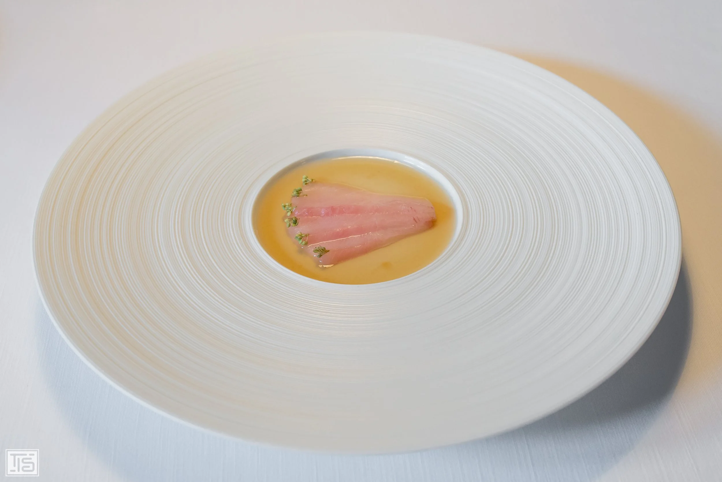 restaurant jordnaer chef eric kragh vildgaard signature gericht hamachi mit limfjord auster und ponzu