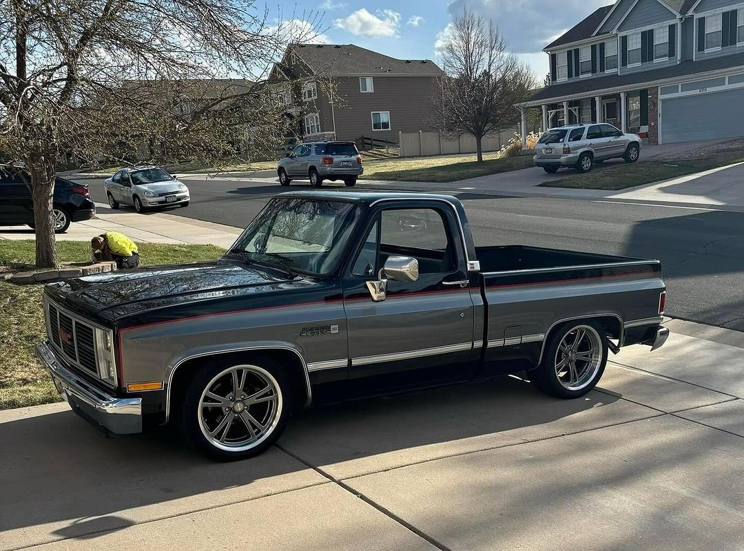 Check out this clean shortbed truck, looking flawless as it sits just right on a set of stylish Ridler Wheels! The perfect combination of sleek design and top-notch performance. #repost @murdacustoms

#ridler #classictrucks #vintagetrucks #wheels #wh