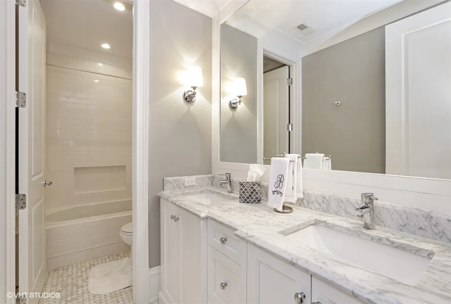 13_1907NorthBissellSt_2_8_Bathroom_LowRes.jpg
