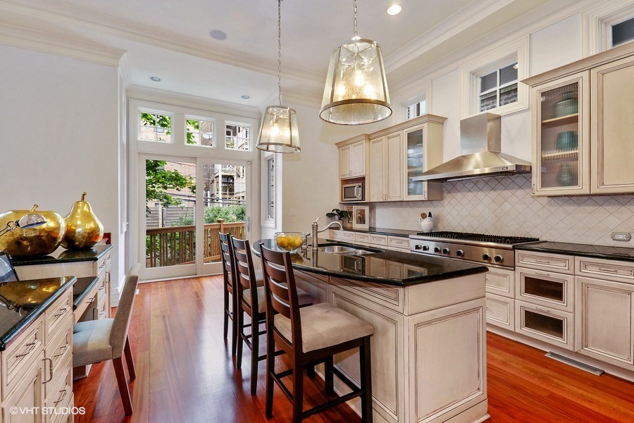 07_728WestMelroseSt_5_Kitchen_LowRes.jpg