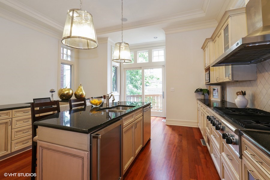 08_728WestMelroseSt_177001_Kitchen_LowRes.jpg