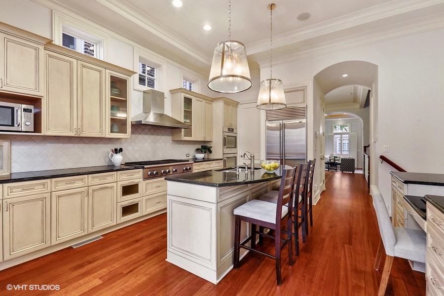 09_728WestMelroseSt_177_Kitchen_LowRes.jpg