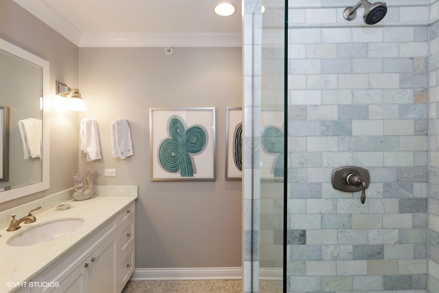 16_2307NorthJanssenAve_8_Bathroom_LowRes.jpg