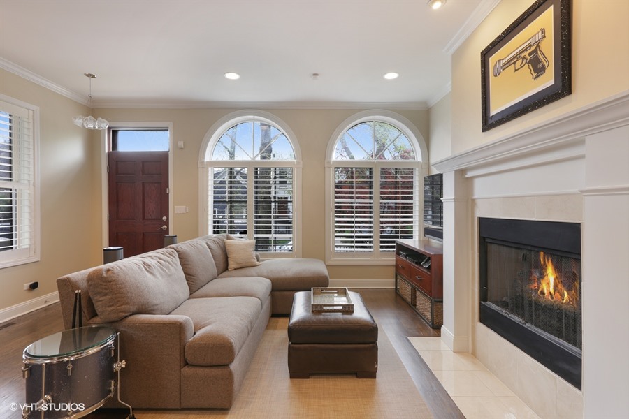 02_2131WestDickensAve_1_LivingRoom_LowRes.jpg