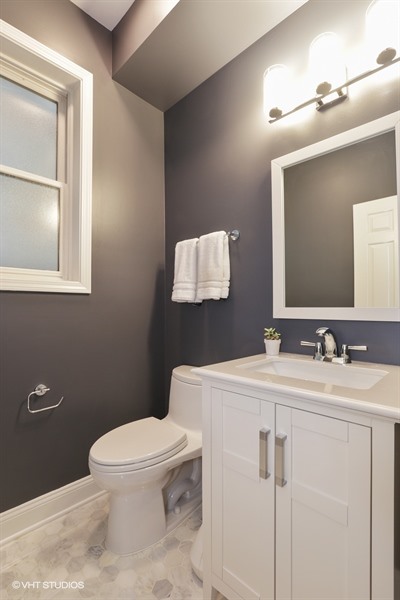 20_2131WestDickensAve_7_HalfBath_LowRes.jpg