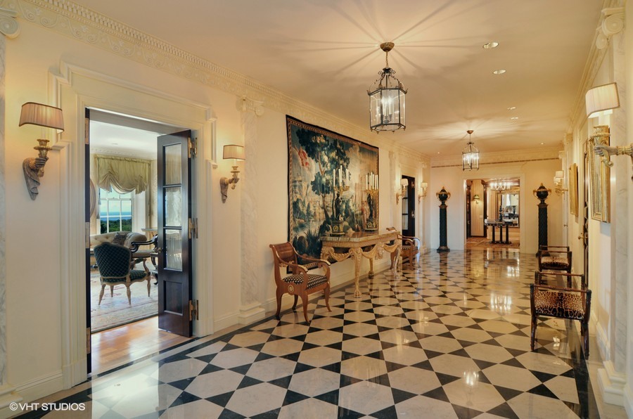 04_2450NorthLakeviewAve_10_148_GalleryLivingRoom_LowRes.jpg