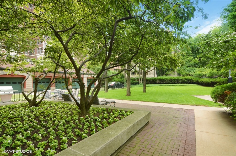 25_2450NorthLakeviewAve_10_175_Courtyard_LowRes.jpg