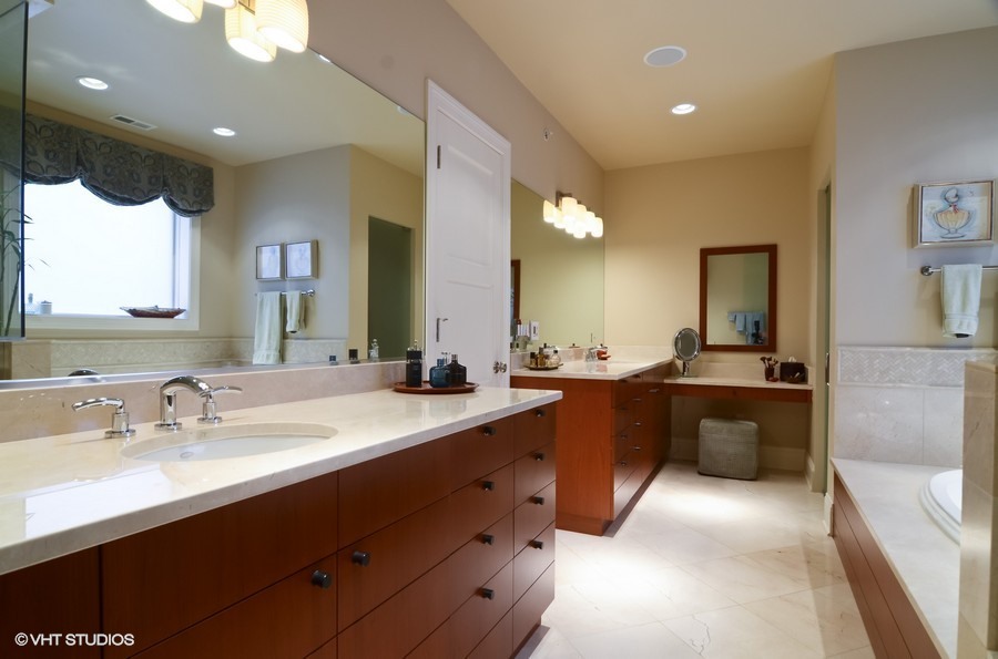 19_2027NorthMagnoliaAve_168_MasterBathroom_LowRes.jpg