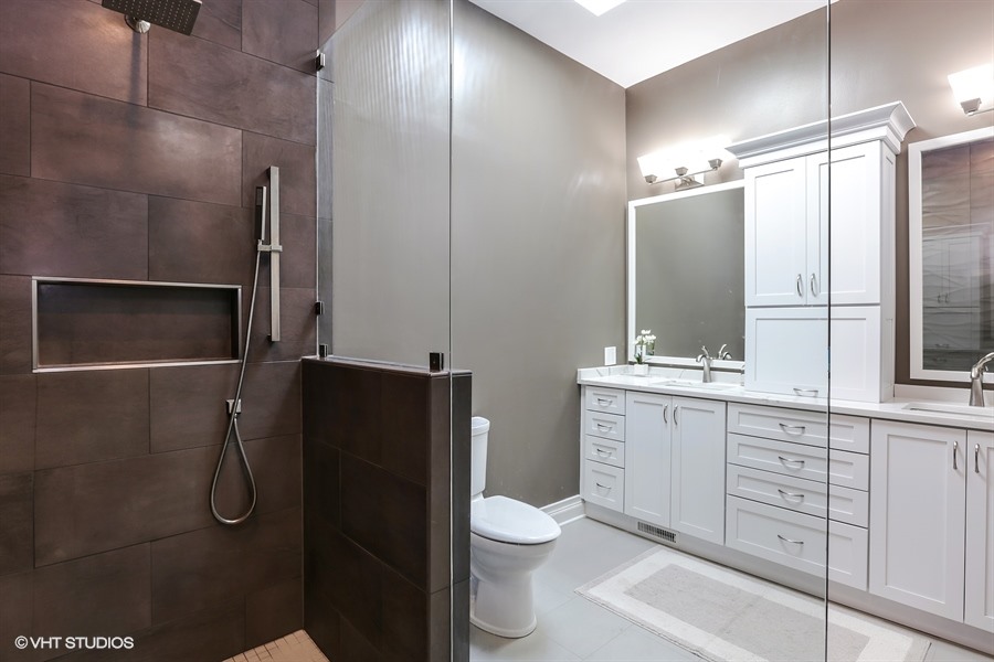 10_76EastElmSt_4_13_MasterBathroom_LowRes.jpg
