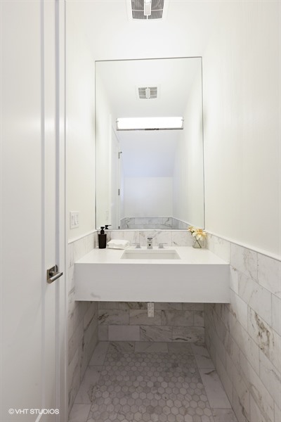 13_2116NorthMagnoliaAve_7_HalfBath_LowRes.jpg