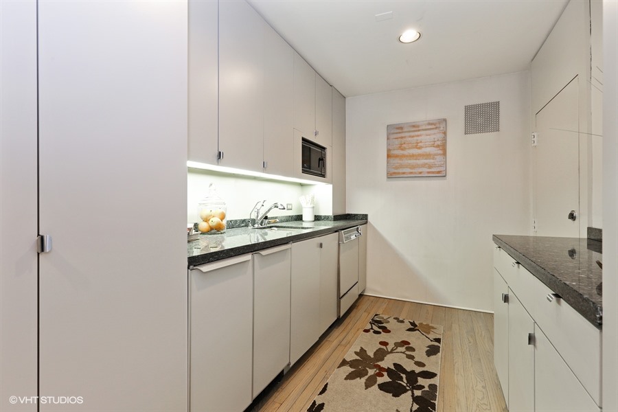06_40WestSchillerSt_5_Kitchen_LowRes.jpg