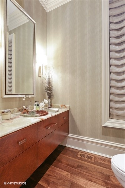 07_1914NorthBurlingSt_7_HalfBath_LowRes.jpg