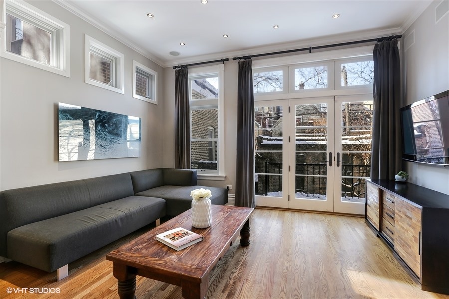 09_2112NorthSheffieldAve_3_FamilyRoom_LowRes.jpg