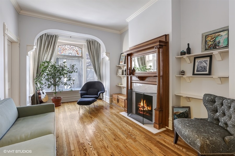 12_2112NorthSheffieldAve_178_MasterBedroom_LowRes.jpg