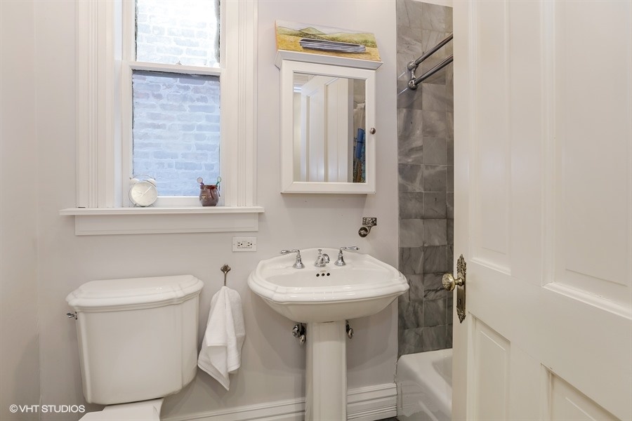17_2112NorthSheffieldAve_9_2ndBathroom_LowRes.jpg
