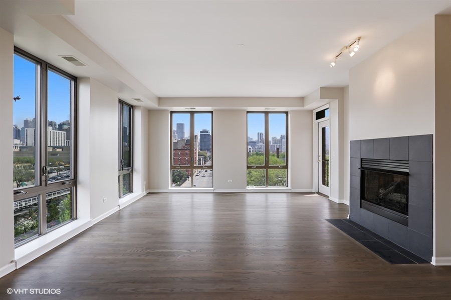 02_343WOLDTOWNCourt_Unit503_1_LivingRoom_LowRes.jpg
