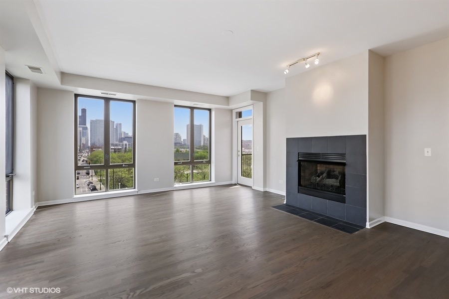 03_343WOLDTOWNCourt_Unit503_165_LivingRoom_LowRes.jpg