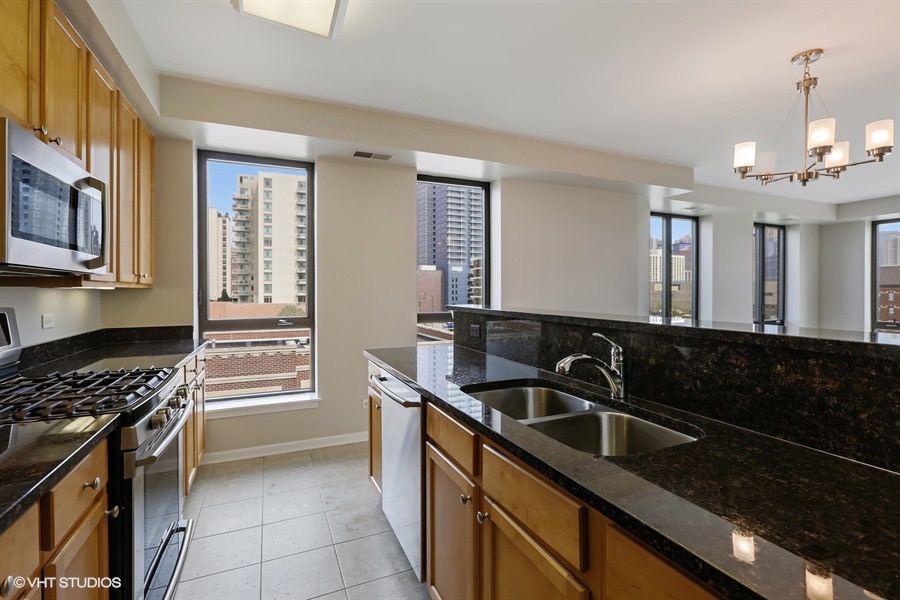 05_343WOLDTOWNCourt_Unit503_5_Kitchen_LowRes.jpg