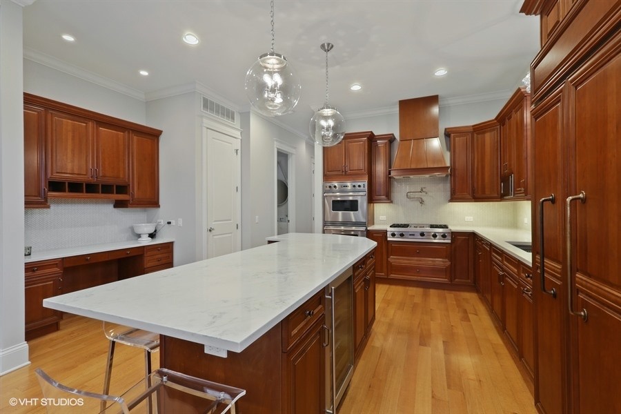 07_1532WestWolframSt_177_Kitchen_LowRes.jpg