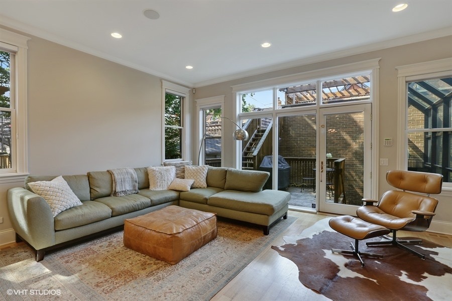 09_1532WestWolframSt_3001_FamilyRoom_LowRes.jpg