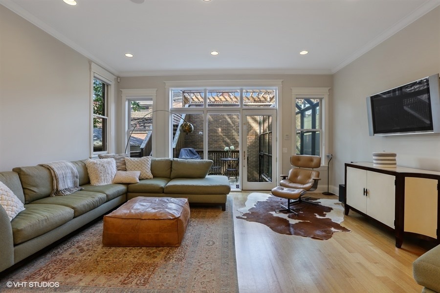 10_1532WestWolframSt_3_FamilyRoom_LowRes.jpg