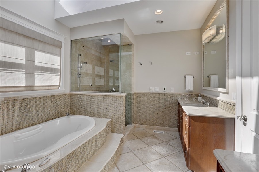 14_1532WestWolframSt_13_MasterBathroom_LowRes.jpg