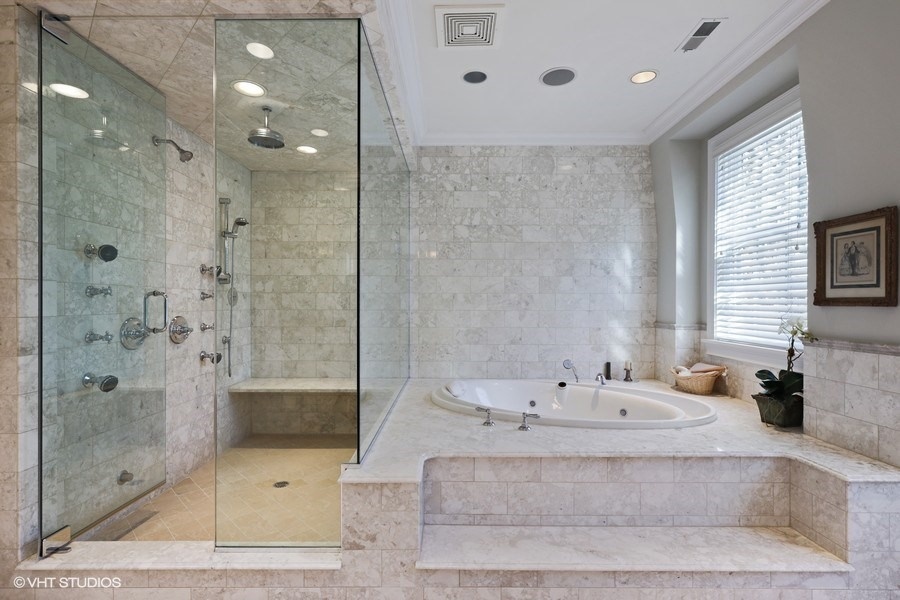 14_2030NDaytonStreet_13_MasterBathroom_LowRes.jpg