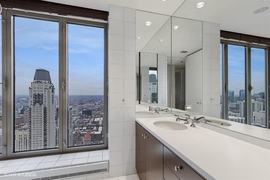 20_950NMichiganAvenue_Unit515203_8_Bathroom_LowRes.jpg