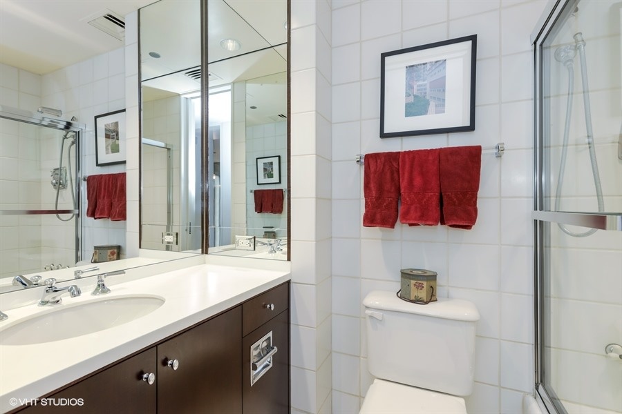 21_950NMichiganAvenue_Unit515203_9_2ndBathroom_LowRes.jpg