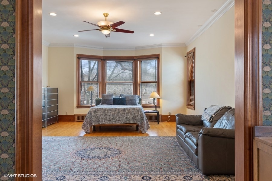 21_4950SWOODLAWNAvenue_178001_MasterBedroom_LowRes.jpg
