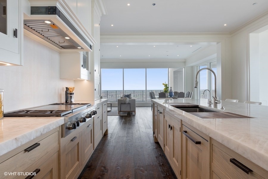 11_9WWaltonStreet_Unit2902_177005_Kitchen_LowRes.jpg