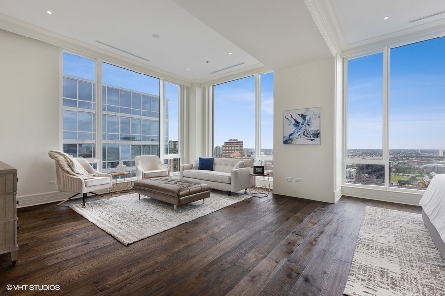 16_9WWaltonStreet_Unit2902_178_MasterSittingRoom_LowRes.jpg