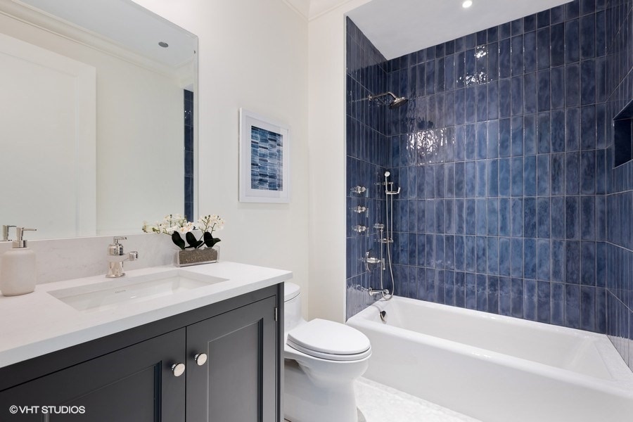 23_9WWaltonStreet_Unit2902_8_Bathroom_LowRes.jpg
