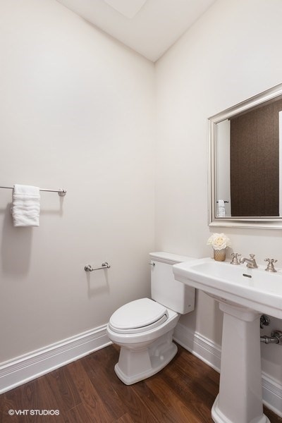 57_2030NDaytonStreet_2019_PowderRoom_LowRes.jpg