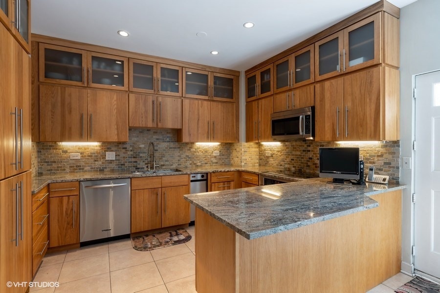 06_1938NorthMaudAve_177001_Kitchen_LowRes.jpg