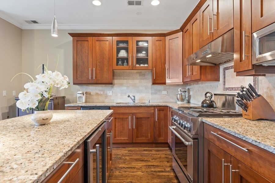 04_409WestNorthAve_4E_177001_Kitchen_LowRes.jpg