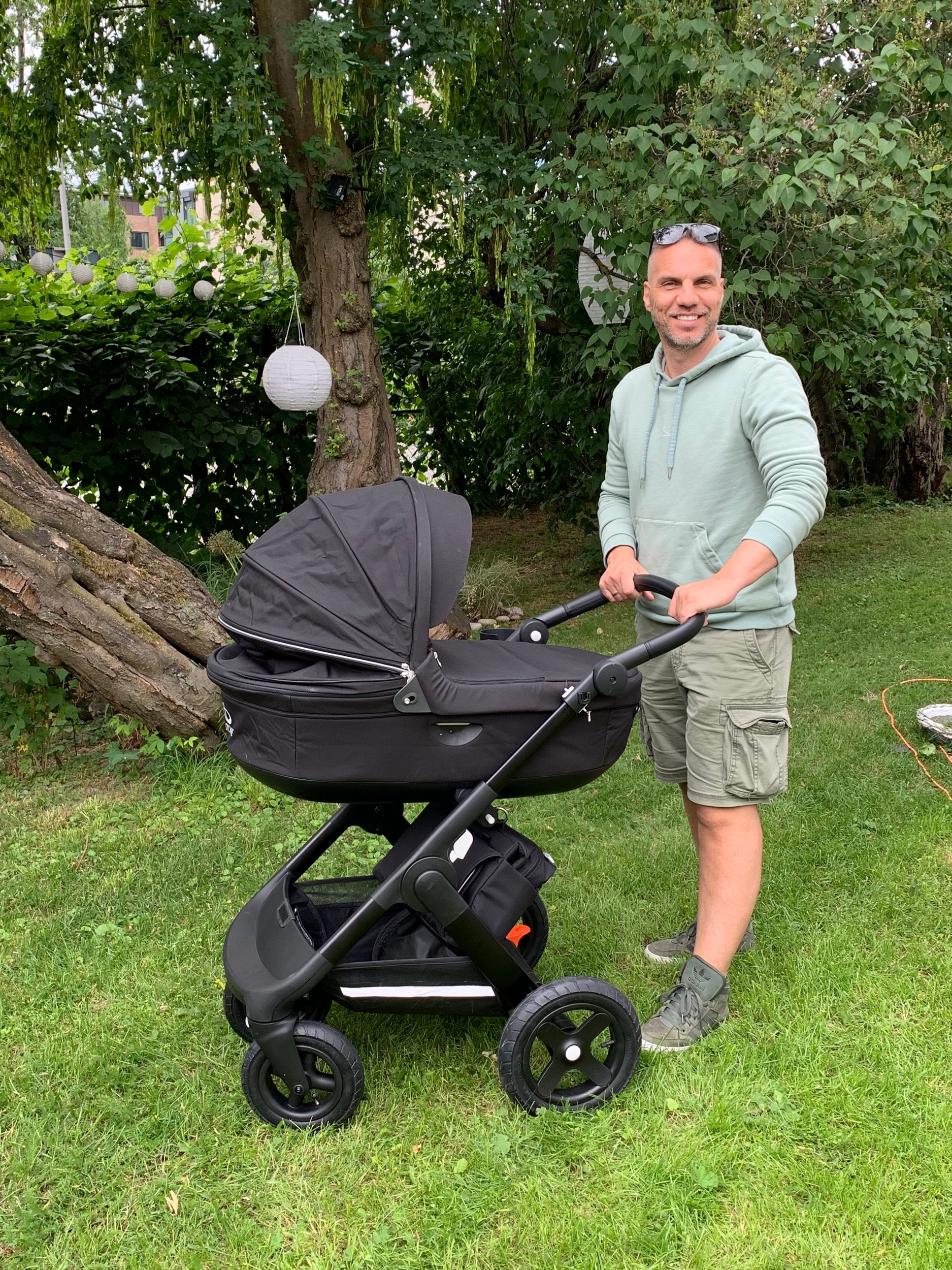 STOR BABY, STOR BARNEVOGN: Vi har kjøpt barnevogn og Kjartan er ute å prøvekjører i hagen.