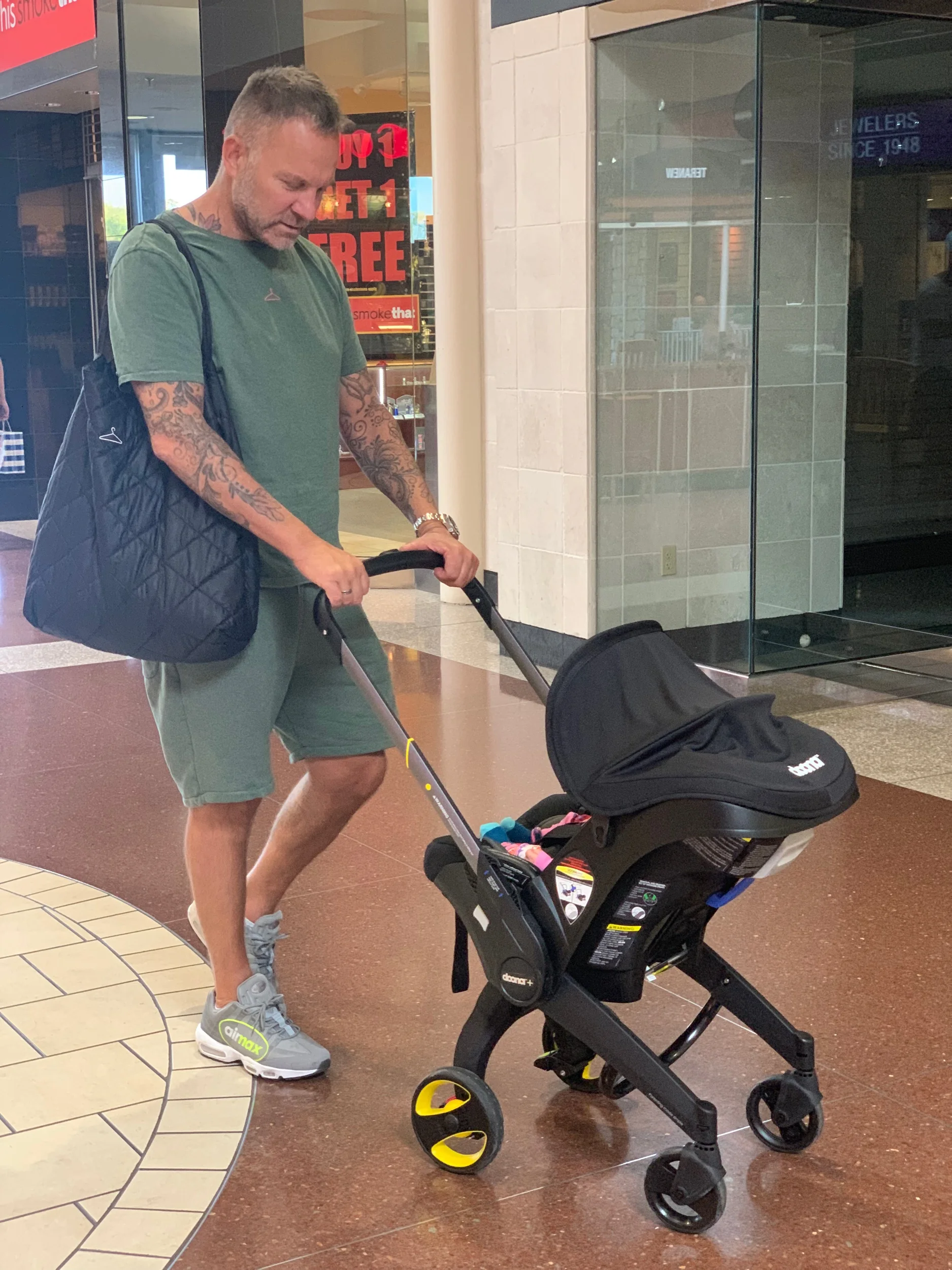 BABYSHOPPING: Det meste var kjøpt inn på forhånd, men en liten svipptur på Capitola Mall måtte vi alikevel.