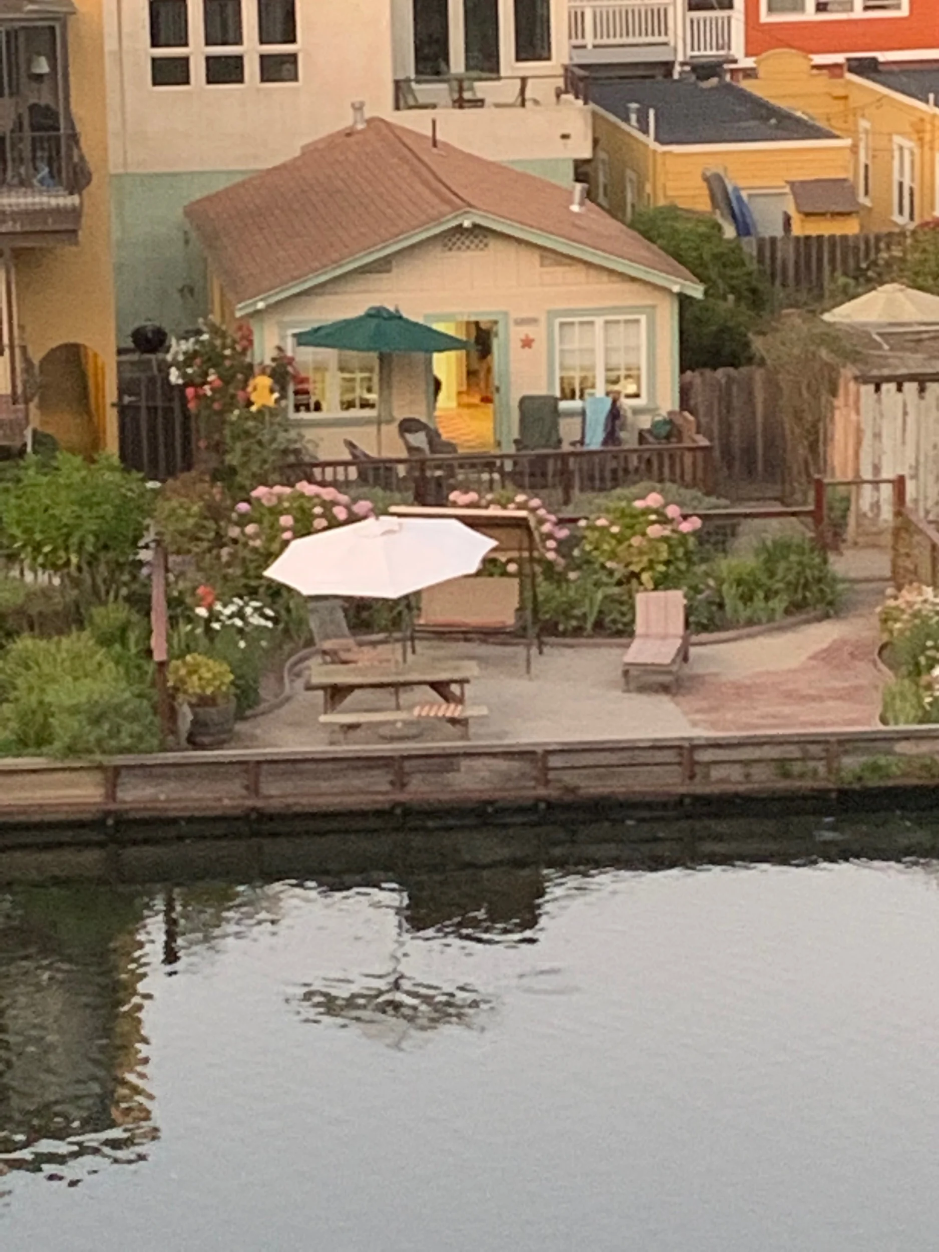 RIVER VIEW: I dette lille huset. bor vi , i en liten idyllisk by som heter Capitola