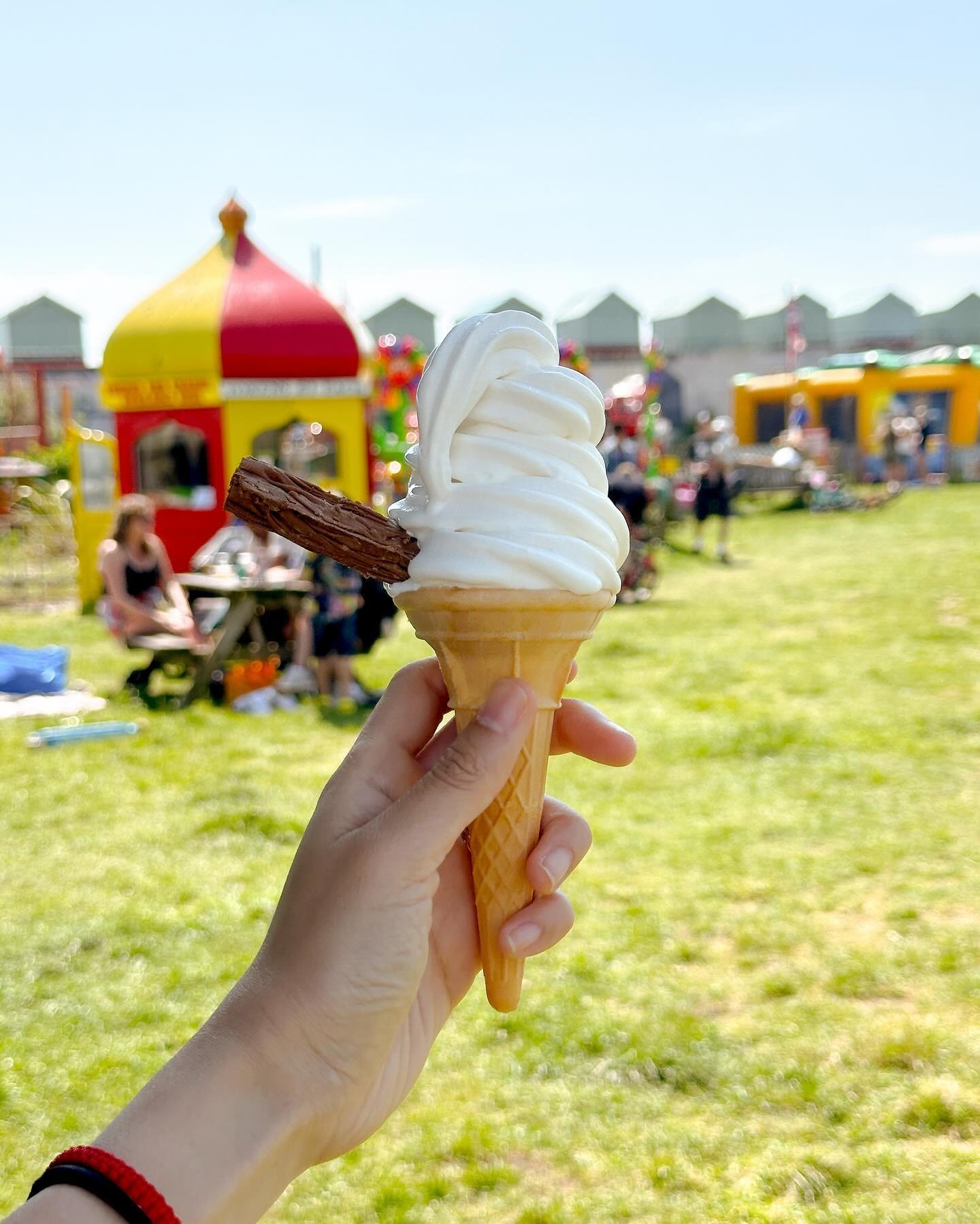 What #seasideliving is all about!! Because when the sun comes out, it&rsquo;s #alfrescodining, #seasidestrolls, #mrwhippyicecream, more #mrwhippy, #cider on the seafront and soaking up the sun! Ended the day with #chinesetakeaway and peeps at Mr. Sco