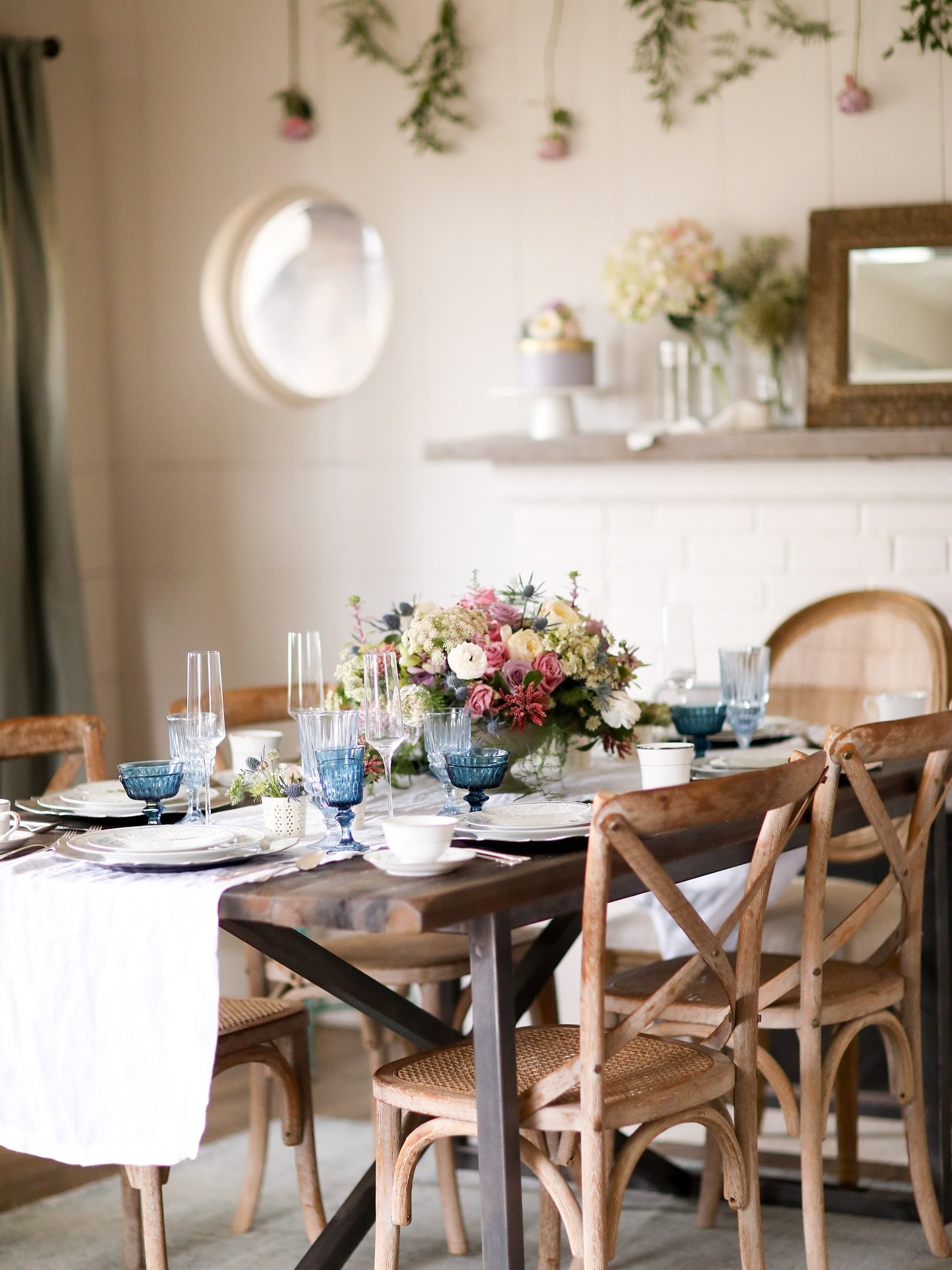 Always in a happy place when florals, pretty glassware, table settings, champs and good company are in involved 🌸🌸🌸
photos: @bleudog @bleudogfotography 
floral: @bleudogfloral 
rentals: @birdieinabarn 
hmua: @viviantranartistry 
models: @millyvu @