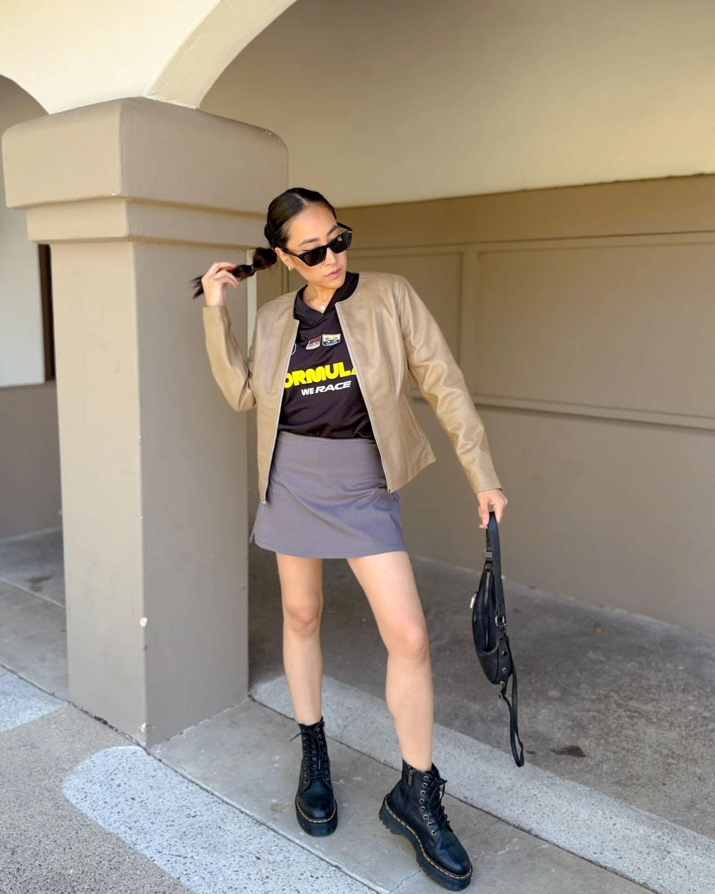 The elixir leather jacket @thejacketmaker has entered the chat #ad. This jacket has been so easy to incorporate into my wardrobe and I&rsquo;m styling it for summer to fall transitional outfits. More on the blog ✍🏼 #thejacketmaker