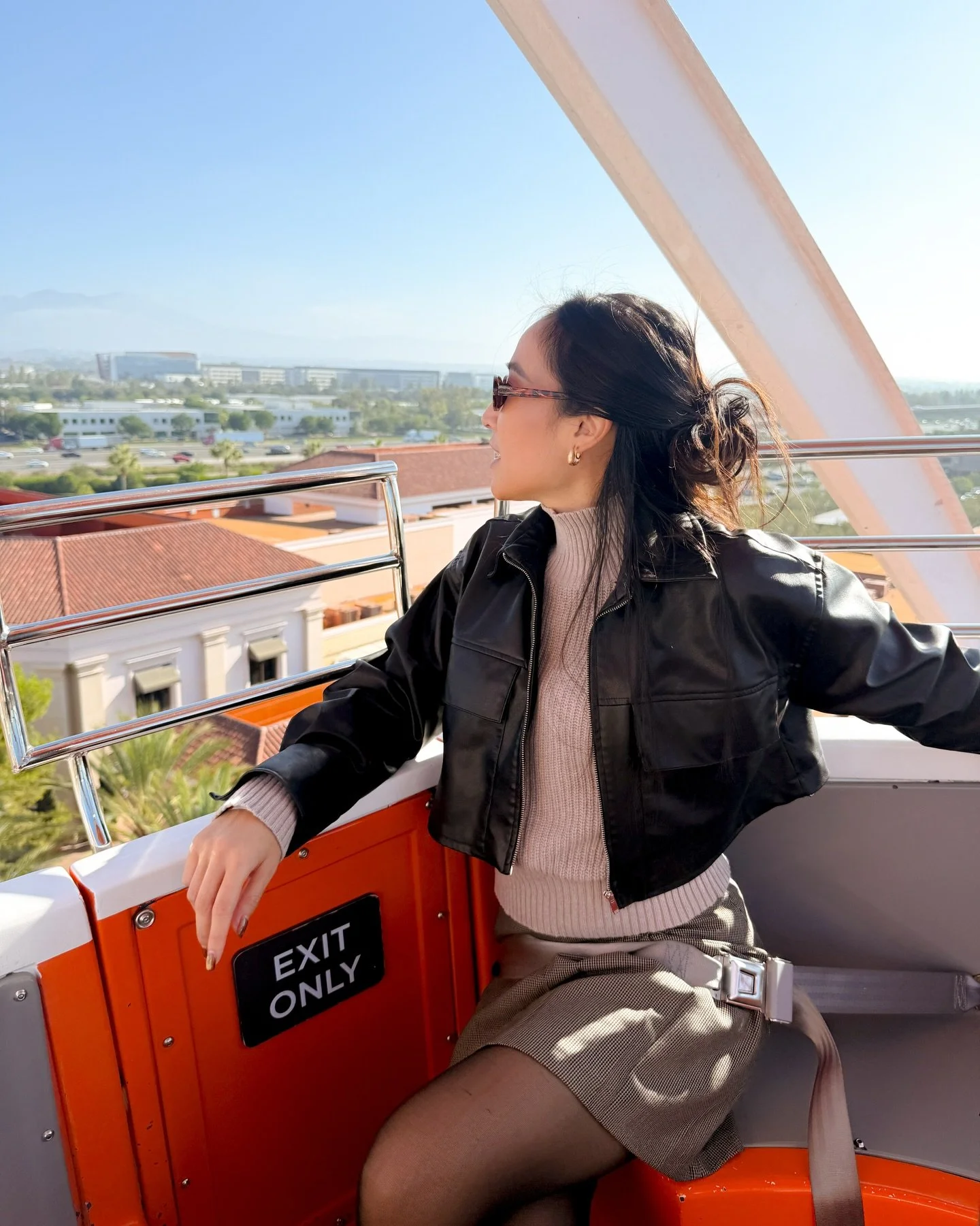 love seeing @irvinespectrumcenter&rsquo;s Christmas tree from the Giant Wheel, it&rsquo;s absolutely magical at night! who else is riding this #ferriswheel this soon?!

🎡 Info: www.irvinespectrumcenter.com/entertainment/attractions/giant-wheel

Also