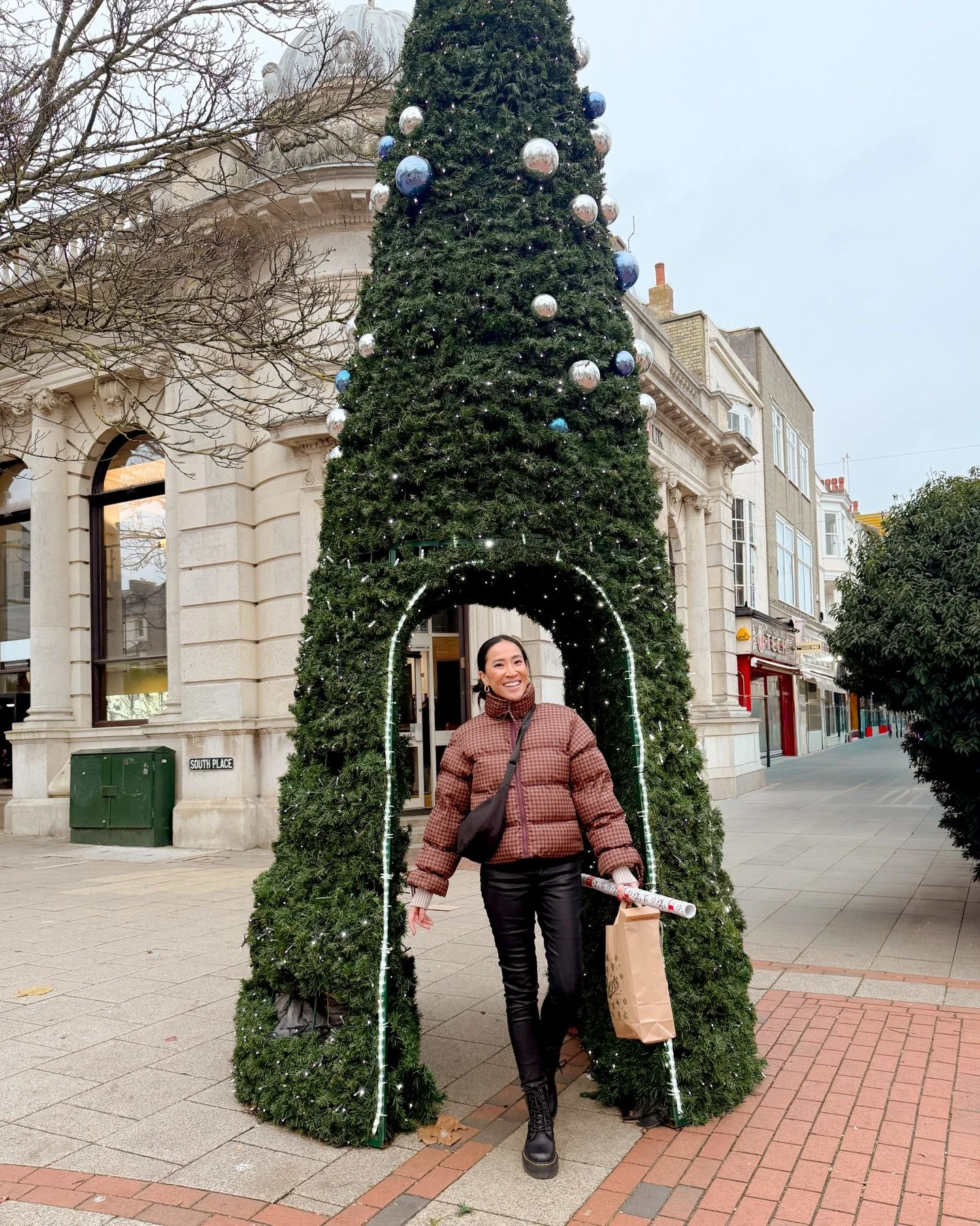 wrapping up #christmasshoppingtime @worthingbid during the Wednesday market which has fresh produce &amp; food, homeware, clothing/accessory, gifts, plants and more with vendors trade along Montague Street. Really get into the #festivespirit at #Wort