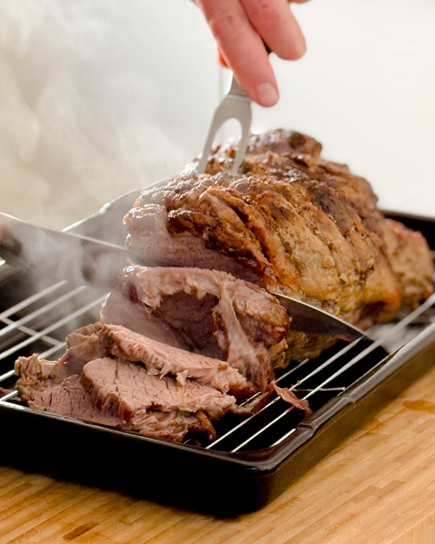 A moment for the #christmasroast -  thank you to the Byfords for hosting and feeding us for a #englishchristmas dinner 🤤 #christmasinengland #englishroast #roastdinner 🍖